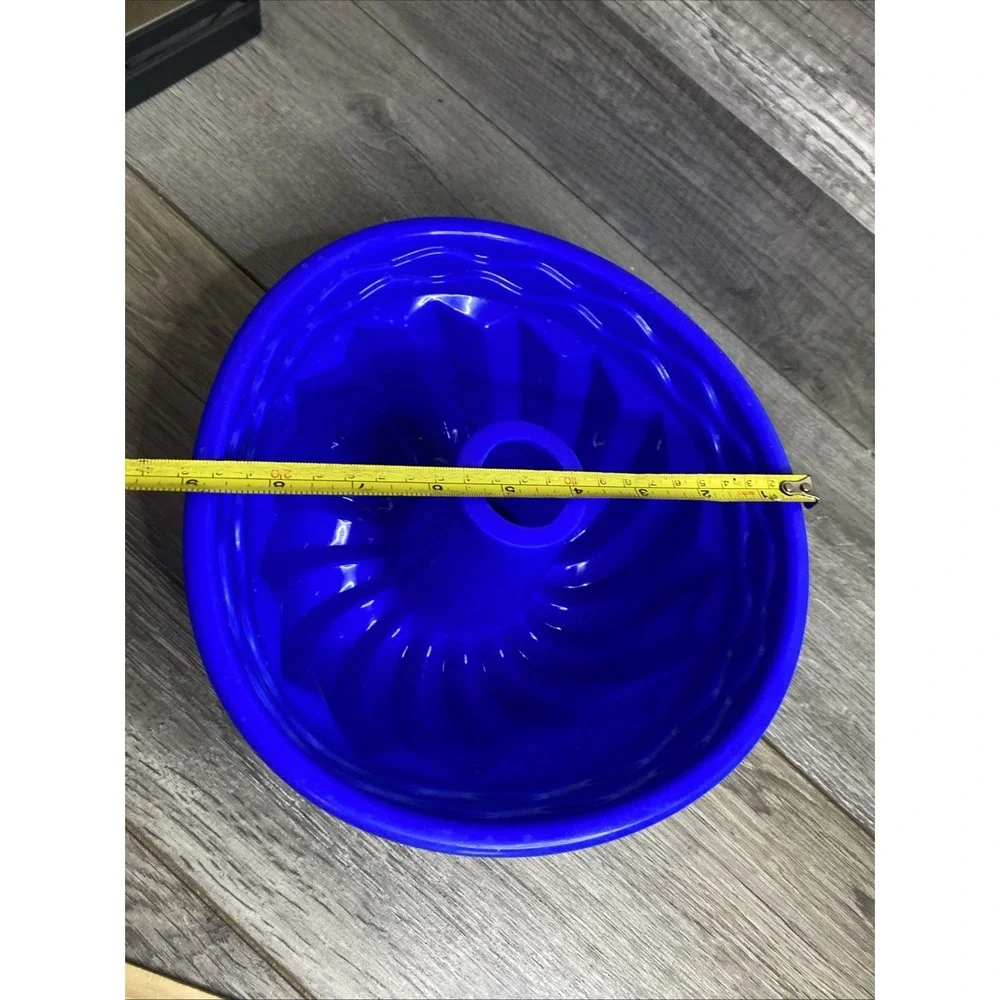 Blue Silicone Bundt Pan Fluted Swirl Cake Mold‎ 9 Inch Non-Stick Cobalt Bakeware